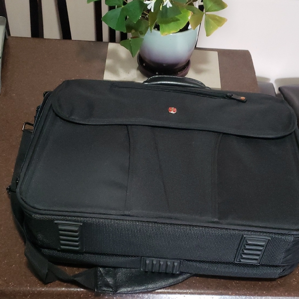 Swiss Gear Wenger Mainframe 18" X 14" inch Laptop Briefcase - Black.